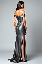 Dunkelgraues Schulterfreies Ballkleid aus Metallic-Satin mit Schlitz